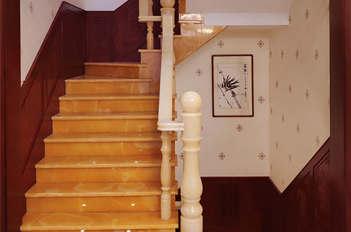 花溪中式别墅室内汉白玉石楼梯的定制安装装饰效果